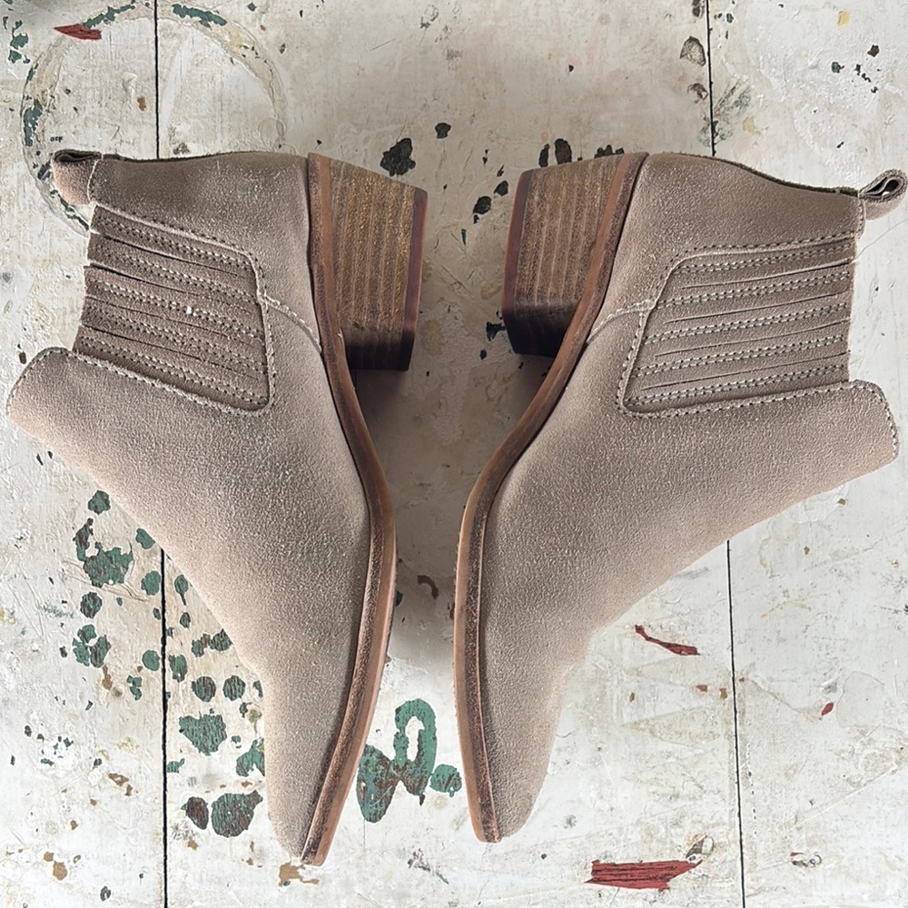 Dolce Vita > Women's Tan Ankle Boots 8 - Picture 3 of 11